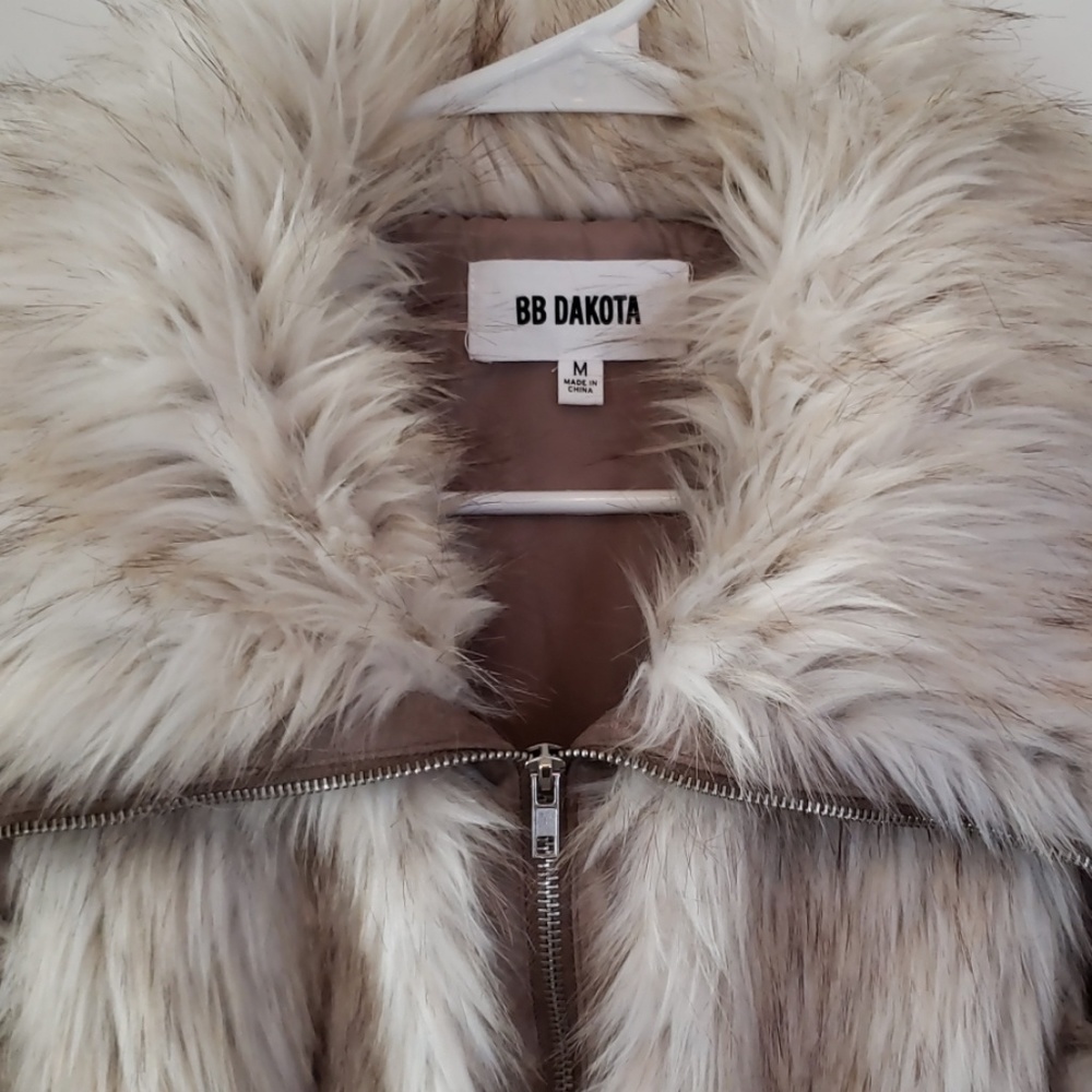 BB Dakota faux fur vest. Worn once! - Picture 2 of 6